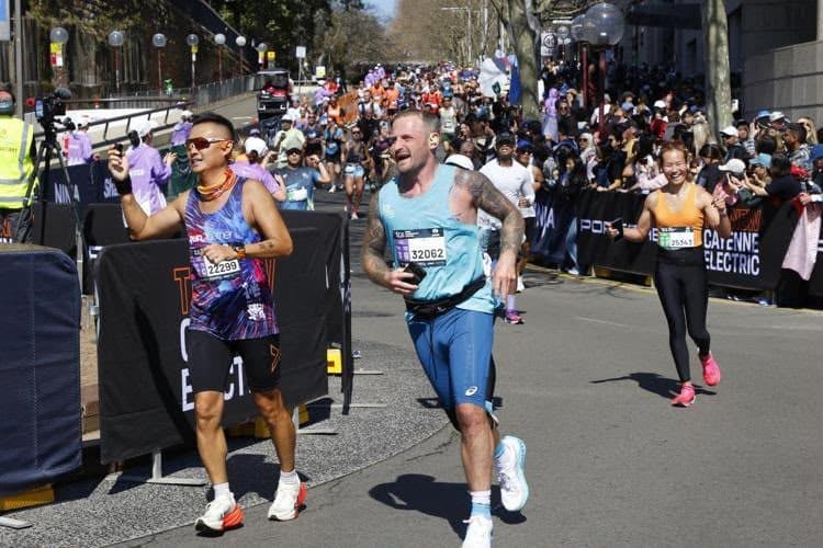 Denny in the finishing straight at the Sydney Marathon with crowds either side